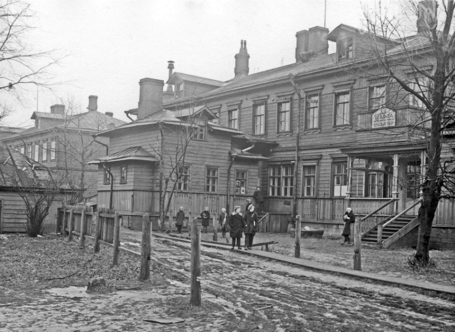 1920е гг. вилла управляющих -школа, позади слева дом служащих - дет-сад..jpg