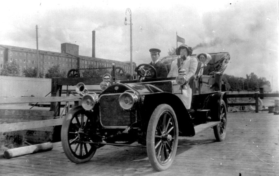 1905-1910гг. паром-баржа, на которой жены управляющих едут к центру города..jpg