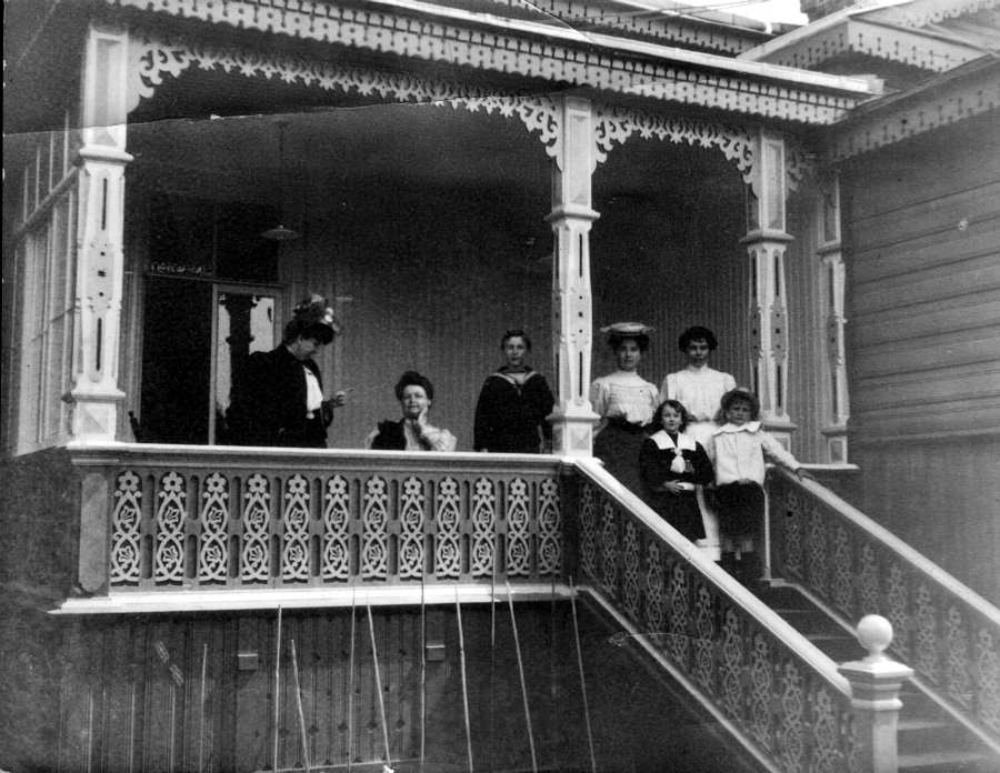 1905-1910гг. семьи управляющих на веранде виллы.jpg