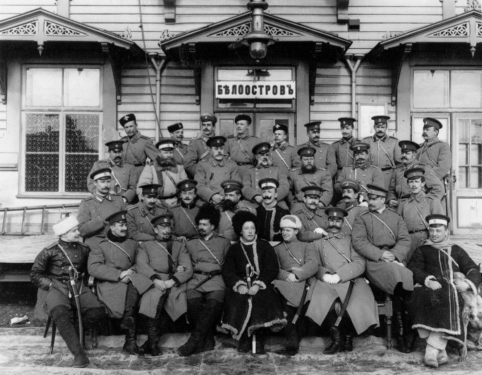 Группа офицеров и стражников у вокзального помещения станции Белоостров Финляндской железной дороги.<br />Дата съемки  1908 г.