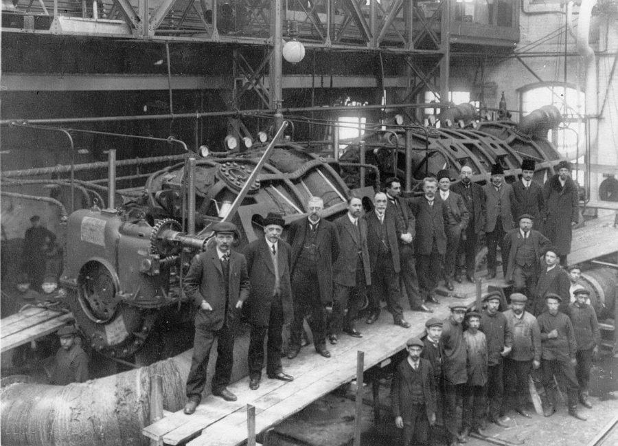 Медно-прокатный цех АО,,Франко-Русский з-д,, группа служащих у турбины изготовленной для линкора Полтава (до1912г).jpg