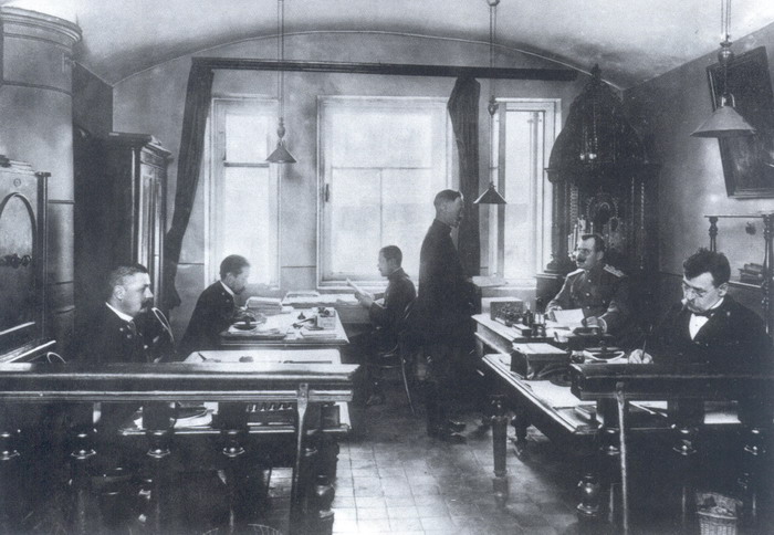 Фонтанка 63 Канцелярия 2-го полицейского участка Спасской части 1913г.-справа вдали полк.Спиридонов.jpg