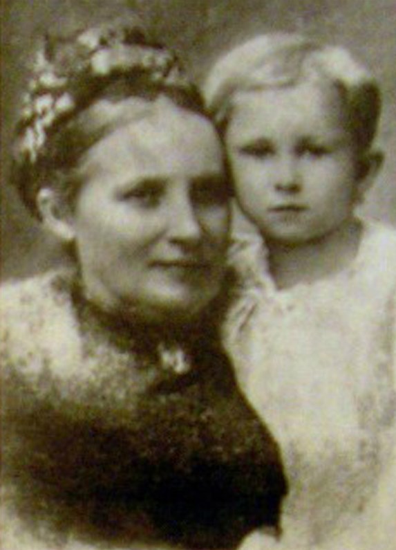Амалия Андреевна Корзухина с дочерью Зинаидой 1887г.jpg
