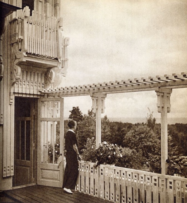 Эмма Хаупт на балконе.jpg