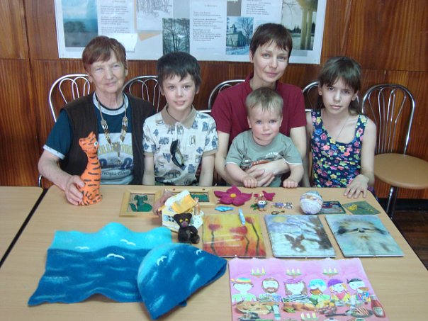 Семья Бернадских принесла на встречу поделки детей - подарки к праздникам: интересные коллажи, комплект для сайны, картины из шерсти....все это вы сможете посмотреть на выставке в библиотеке.