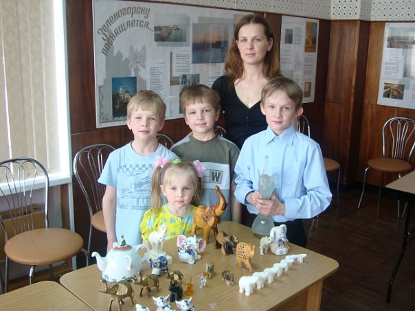 семья Гусевых принесла для выставки чудесных слонов - небольшую часть семейной коллекции...