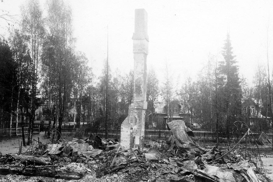 Сотиласкоти (Дом воина) руины 1941г. (вид  на Антинкату, слева госпиталь, справа дачи Шмарова).jpg