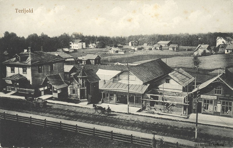 Виертотие старый кинотеатр 1910е здание справа от к-т еще строится.jpg
