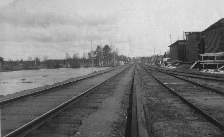 Таммисуо вокзал впереди, слева поселок справа завод.jpg