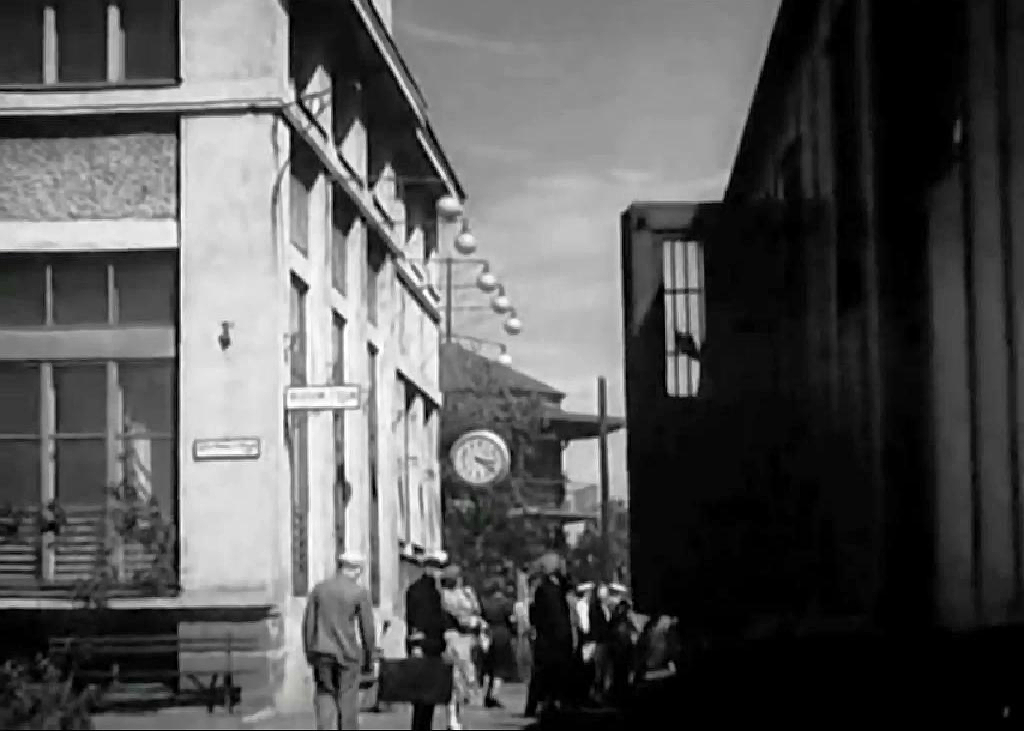 южное (косое) крыло и башня централизации 1939 г. кадр из худ. фильма (3).jpg