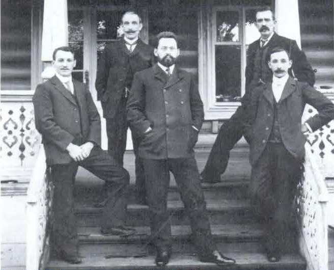 Ф.Ф.Фосс (в центре) с группой иностранных инженеров 1900е.jpg