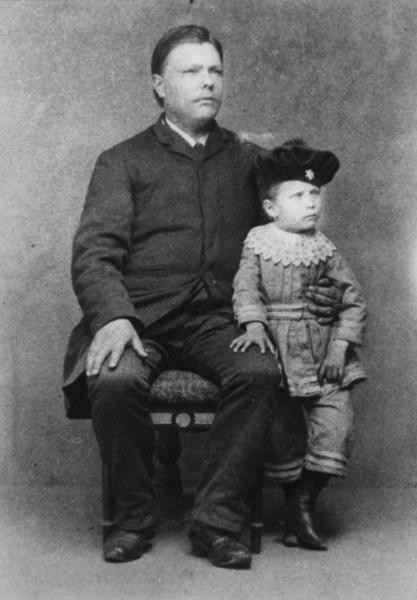 Й.Грёнроос-ст. и Йохан-мл. 1891г..jpg