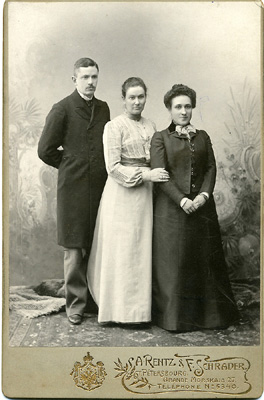 Чичерины. слева направо Николай Васильевич, сестра Софья, жена Наталья Дмитриевна. 1900е.jpg