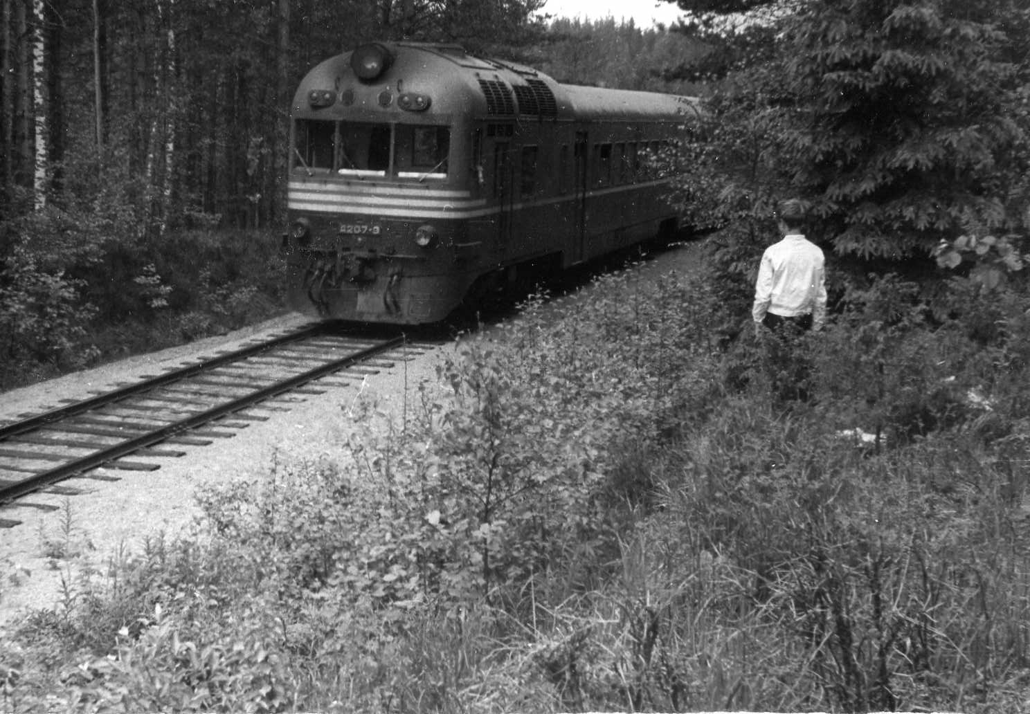 Район оз.Зеркального 1969-70г. Дизель еле ползёт по рельсам конца 19 века.