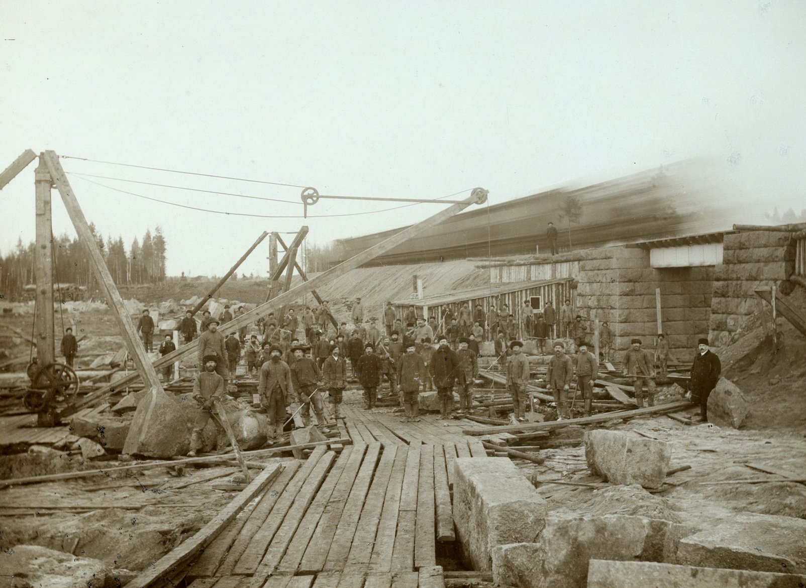 Строительство моста в районе станции. Фотография ателье Мантейфеля. 1906.