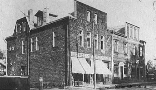 слева старый торг.дом Зинетуллы, спр. новый дом Абдулхака Имадитдиновых. к.1930-х.jpg