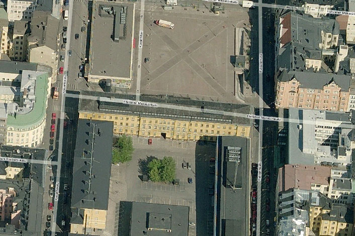 Общий вид Kasarmintori (Казарменной площади) в Хельсинки и внутреннего двора казарм.