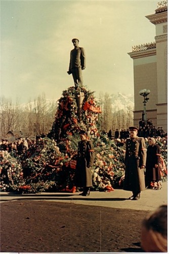 Алма-Ата у оперного театра.jpg