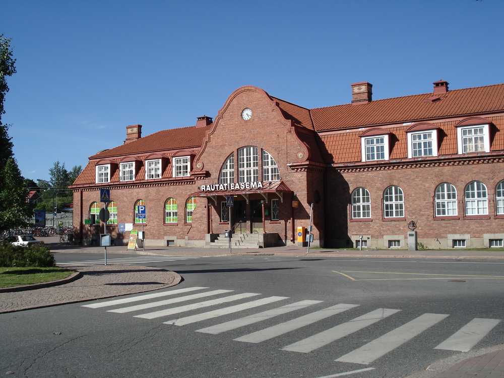 Hameenlinna_railway_station.JPG