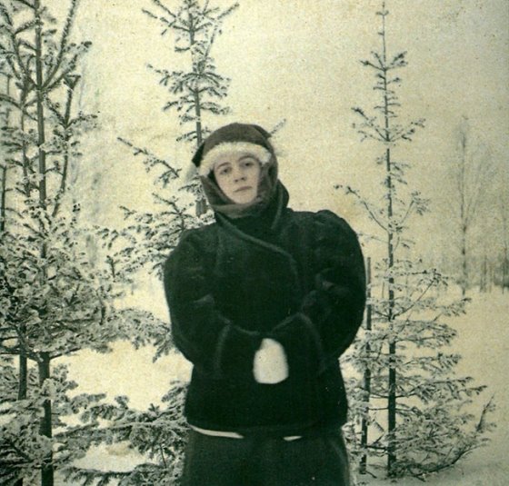 Анна, жена фотографа, в саду у их дома в Ваммелсуу (Серово), начало 1910-х.jpg