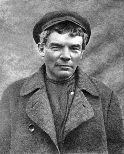 Константин Петрович Иванов, он же Владимир Ильич Ульянов, он же Ленин.