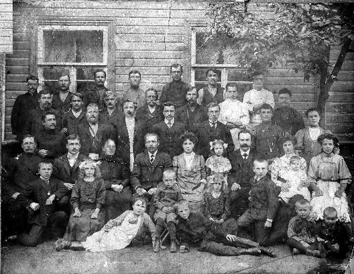 семья Гинцель возле дома К.Гинцеля на уч.№162 сгорел в 1920х имеются остатки фундамента.jpg
