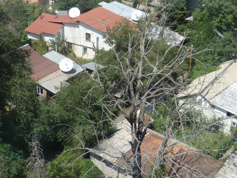 Канатная дорога протянулась над частью старого города, застроенного частными домами, который называют «компотом». Этот район назван так из-за наименования его улиц: Яблочная, Грушевая, Вишнёвая и т.д.