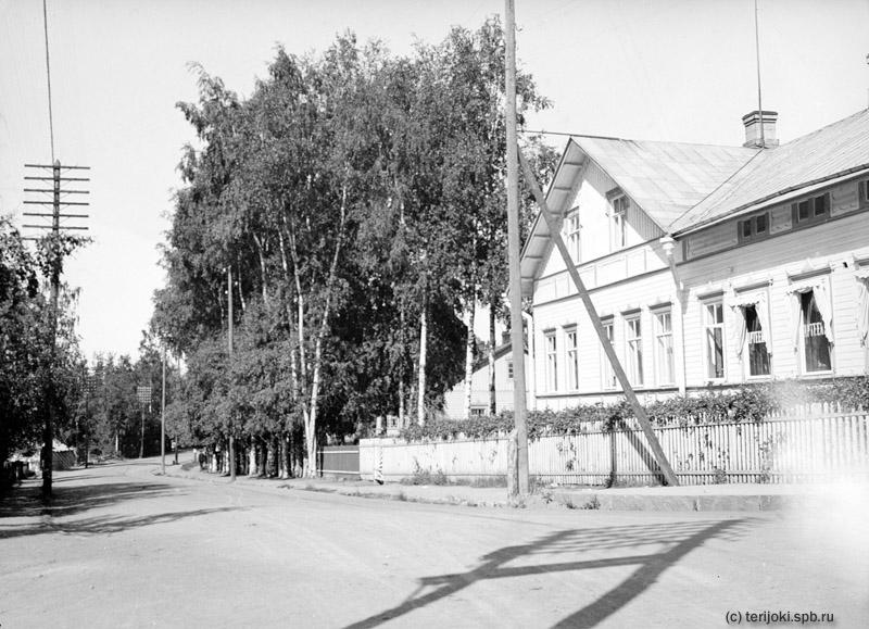 Виертотие-шоссе (за аптекой видно одно из школьных зданий) 1930е Terijokinega_075.jpg