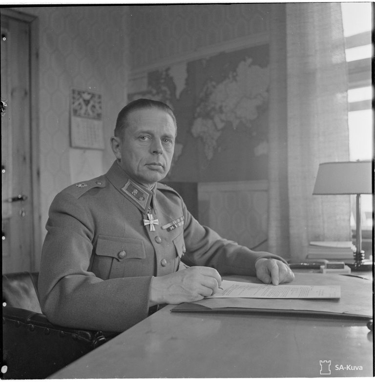Генерал-майор Мартола в своём кабинете в Кекрола в мае 1943 г.