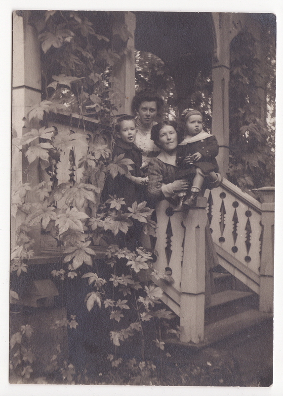 сестры Магда и Эльза (Элиза) с детьми своей сестры Адельгейд [дочери Софьи Йергенс]