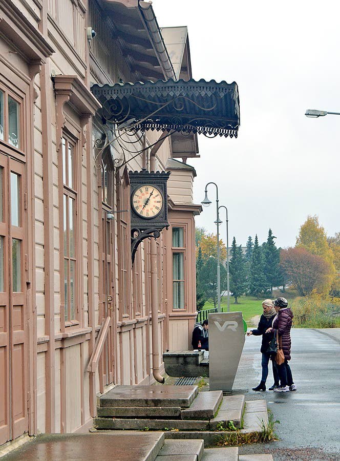 Таммисаари. часы и старый типовой вокзал сохранились. ф.2014г...jpg