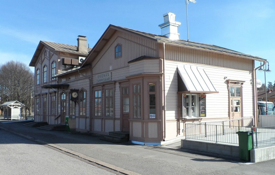 Таммисаари. часы и старый типовой вокзал сохранились. ф.2014г..jpg