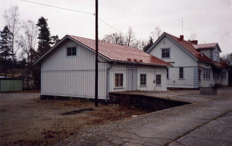 ст.Лиевестуоре (вбл.Ювяскюля)2004г. (здания перевезены из Хумалйоки в 1929г.).jpg