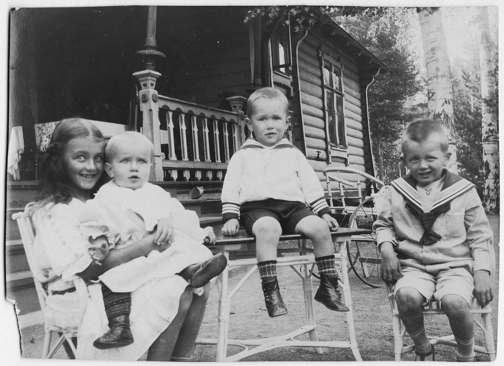 дети Адельгейд Глазовой (Йергенс): Павел, Софья, Георгий (девочка постарше слева неизвестна)