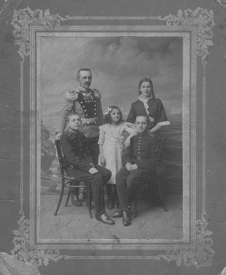 Томиловский Петр Петрович-мл. с семьей 1915.jpeg