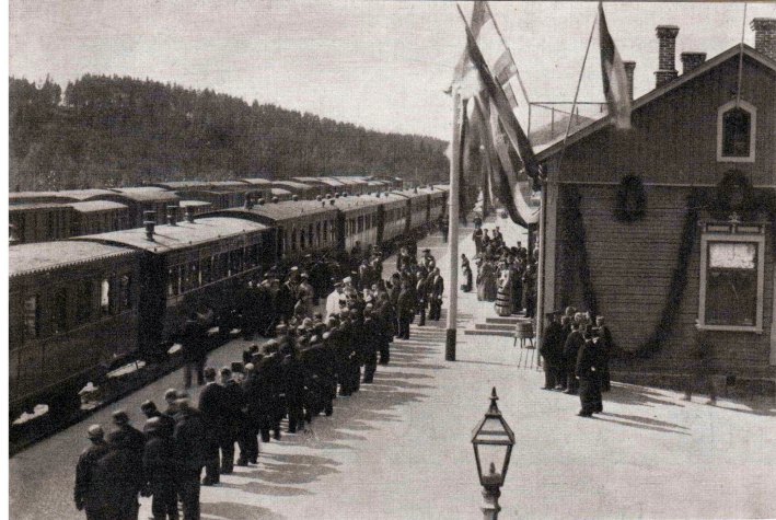 Keisari Aleksanteri III Suomen matkallaan Simolan asemalla 1885.jpg