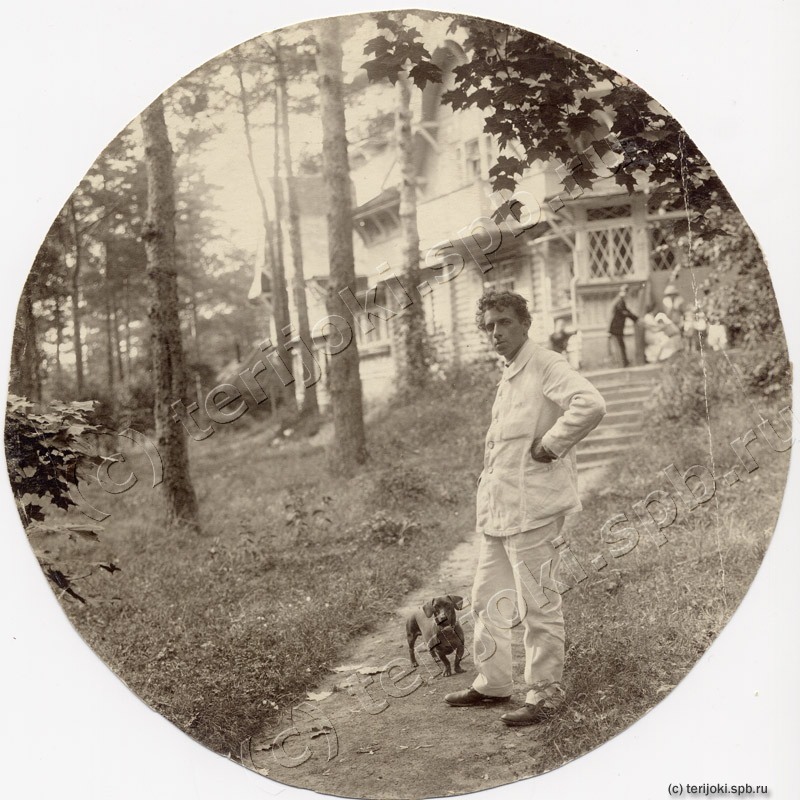 В. Э. Мейерхольд перед виллой «Лепони» со своей таксой. Териоки, 1912 год