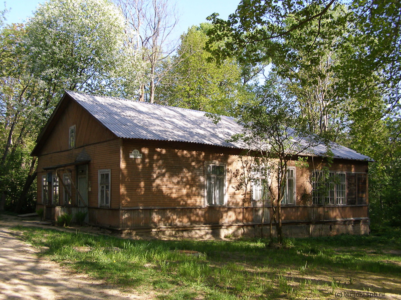 Второе служебное здание на участке Адамова, ныне общежитие санатория "Жемчужина". Фото 2012 г.