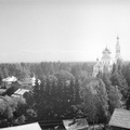 Вид на православный храм с колокольни лютеранской кирхи.