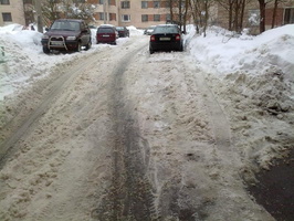 Уборка снега во дворах. Комсомольская ул.