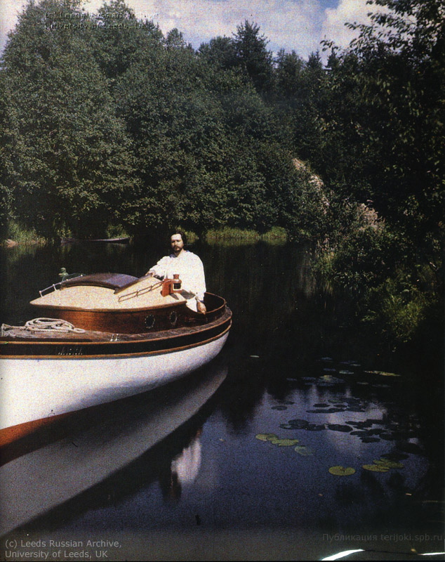 Леонид Андреев на моторной лодке 