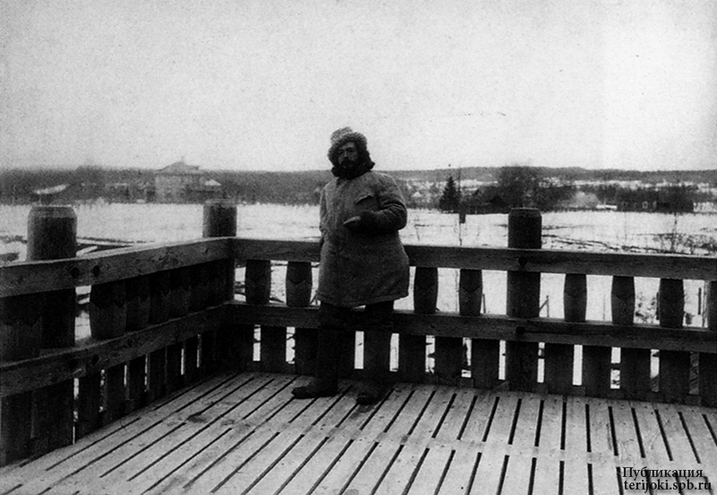 Л.Н. Андреев на балконе второго этажа своего дома. Ваммельсуу. 1910 г. Фотография Д.С. Здобнова.