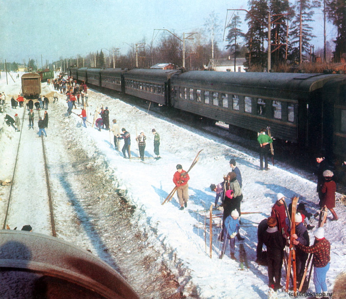Станция Горьковское, 1970-1971 г.г. Контактная сеть подвешена только над главным путём. Автор фото неизвестен.