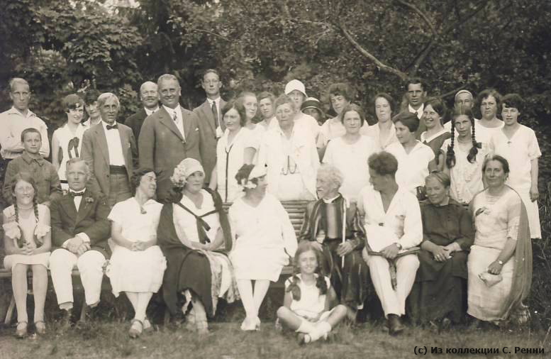 Групповая фотография с И. Е. Репиным и его дочерью Верой, 2-я половина 1920-х гг. Слева от Веры Репиной Нина Сёдерманн, за ней стоит Армас Сёдерманн