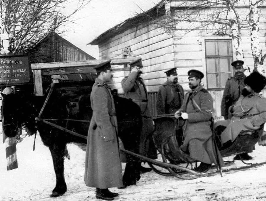 Командир подразделения Раяйокского поста стражи в санях с унтер-офицерами поста. 1908.jpg