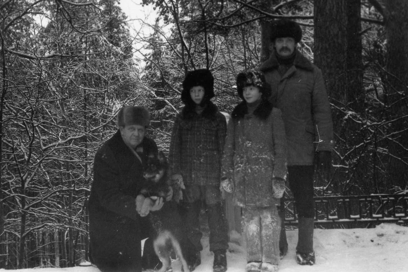 Справа хорошо видно что декор был из профиля.