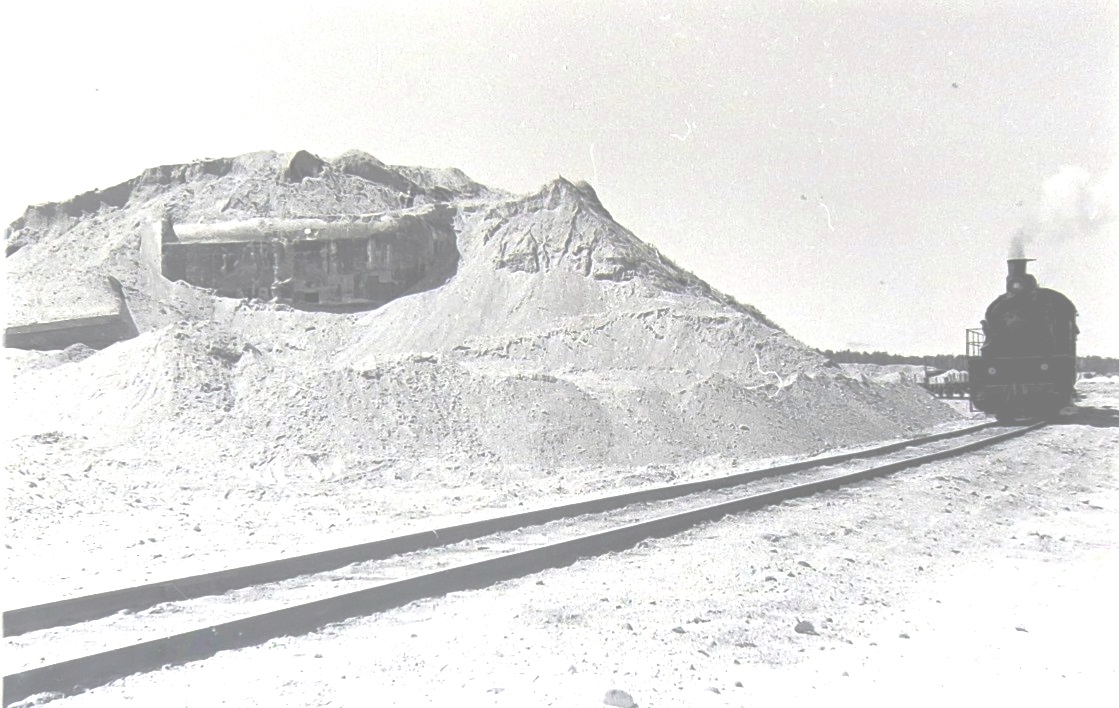 Паровоз огибает строение № 29. Форта Ино.