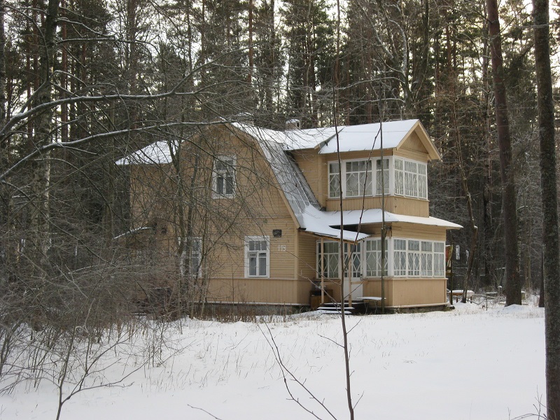 На нечётной стороне...непотопляемый..год постройки ранний..