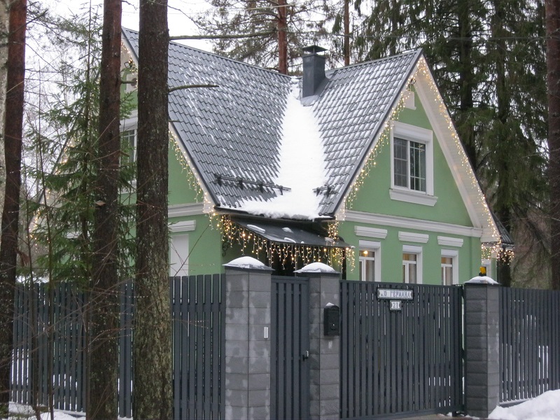 №21.Долго стоял в запустении,не жилой на продажу..Попал в хорошие руки!