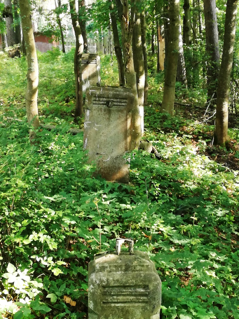 Всё что осталось от тумб и фонарей у дома.